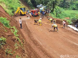 Pembersihan Sisa Longsor, Petugas Buka-Tutup Jalur Pangalengan