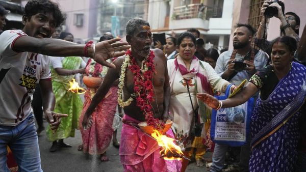 Melihat Keunikan Festival Shiwa Gajan di India