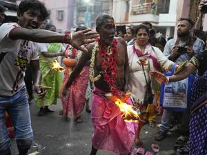 Melihat Keunikan Festival Shiwa Gajan di India