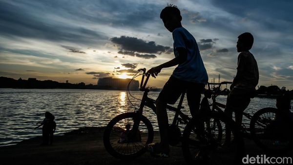 Menikmati Senja dan Cantiknya JIS di Danau Cincin