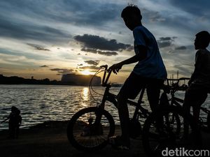 Menikmati Senja dan Cantiknya JIS di Danau Cincin