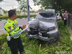 Pajero Sport Tabrak Pagar Kampus Fakultas Kedokteran Unri, Sopir Diburu Polisi Pajero Sport Tabrak Pagar Kampus Fakultas Kedokteran Unri, Sopir Diburu Polisi