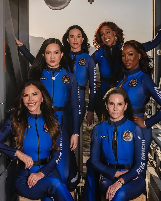 Monse mendesain baju luar angkasa