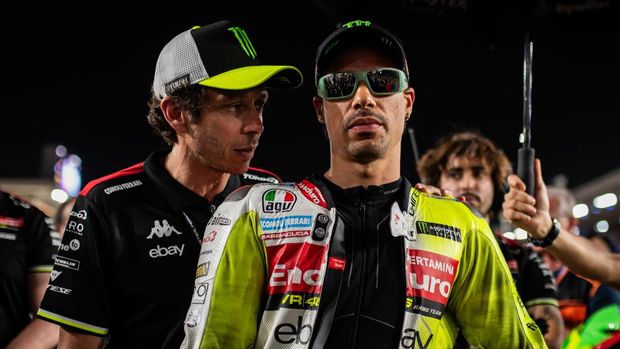 Valentino Rossi dan Franco Morbidelli jelang balapan MotoGP Qatar 2025 di Sirkuit Lusail, Minggu (13/4). (Pertamina Enduro VR46)
