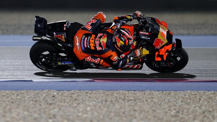 MotoGP - Qatar Grand Prix - Lusail International Circuit, Doha, Qatar - April 13, 2025 Red Bull KTM Tech3s Maverick Vinales in action REUTERS/Ibraheem Al Omari