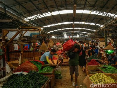 Pasokan Lancar, Harga Pangan di Pasar Induk Kramat Jati Stabil
