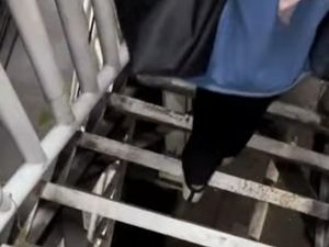 Ngeri Pelat Besi JPO Amburadul Diduga Dicuri Ngeri Pelat Besi JPO Amburadul Diduga Dicuri
