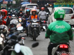 Pemotor Lawan Arah di Kolong Flyover Ciputat Bakal Kena ETLE Pemotor Lawan Arah di Kolong Flyover Ciputat Bakal Kena ETLE