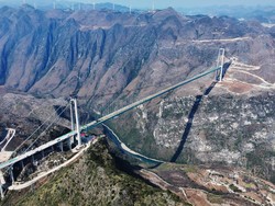 Penampakan Jembatan Tertinggi di Dunia yang Segera Beroperasi