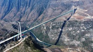 Penampakan Jembatan Tertinggi Dunia yang Dibangun China