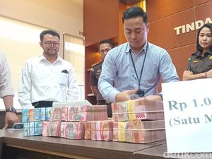 Kadis DPMPTSP Buleleng Kembalikan Rp 1 M Hasil Memeras Pengembang Properti Kadis DPMPTSP Buleleng Kembalikan Rp 1 M Hasil Memeras Pengembang Properti