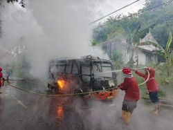 Bus Mikro Ludes Terbakar di Kedungrandu Banyumas