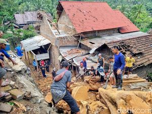 Pohon Pule Keramat Ambruk Timpa Rumah Warga di Ponorogo Pohon Pule Keramat Ambruk Timpa Rumah Warga di Ponorogo