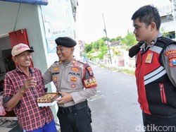 Polisi Bagikan Nasi Kotak ke Pekerja Jalanan di Situbondo