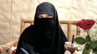 Potret Umi Pipik Masak Buat Keluarga hingga Ngemil Dessert di Kafe