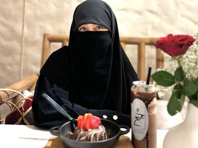 Potret Umi Pipik Masak Buat Keluarga hingga Ngemil Dessert di Kafe