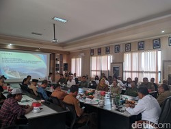 Kaji Penambahan Kuota Pendakian Rinjani, Sekda NTB Bakal Nginap di Senaru