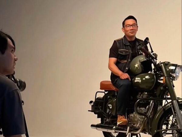 Momen-momen Ridwan Kamil Naik Royal Enfield yang Kini Jadi Sitaan KPK