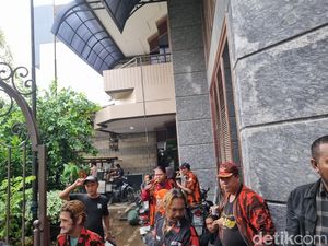KPK Geledah Rumah La Nyalla Selama 2 Jam Terkait Dana Hibah Pokmas Jatim KPK Geledah Rumah La Nyalla Selama 2 Jam Terkait Dana Hibah Pokmas Jatim