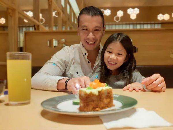Manisnya Momen Samuel Rizal Makan Dessert Bareng Putrinya