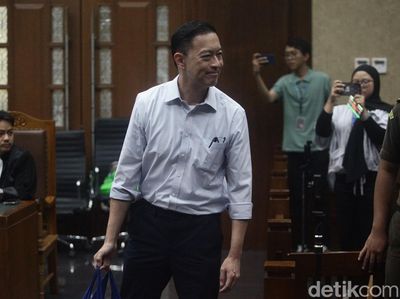 Senyum Tom Lembong Saat Jalani Sidang Lanjutan