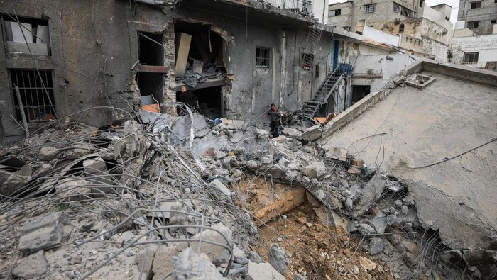Palestinians inspect the damage after two Israeli missiles hit a building inside the Al-Ahli Arab Baptist Hospital, shortly after patients were evacuated following a call from someone who identified himself with Israeli security, in Gaza City, April 13, 2025. REUTERS/Dawoud Abu Alkas