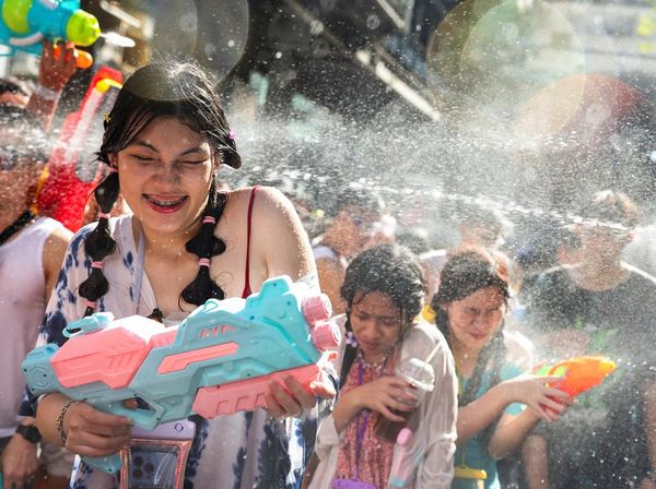 Serunya Perang Air Rayakan Tahun Baru Tradisional Songkran di Thailand