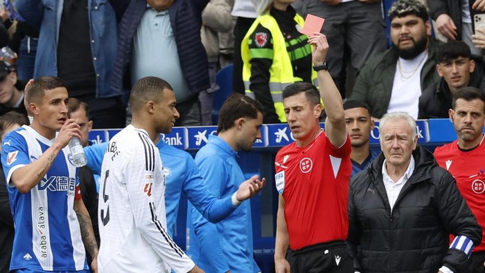 SOCCER-SPAIN-ALA-RMA/REPORT Soccer Football - LaLiga - Deportivo Alaves v Real Madrid - Estadio Mendizorroza, Vitoria-Gasteiz, Spain - April 13, 2025 Real Madrids Kylian Mbappe is shown a red card by referee Cesar Soto Grado REUTERS/Vincent West