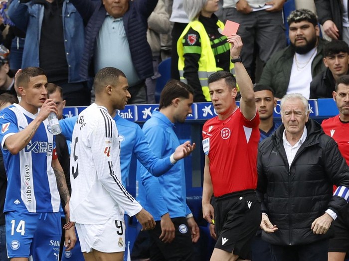 Soccer Football - LaLiga - Deportivo Alaves v Real Madrid - Estadio Mendizorroza, Vitoria-Gasteiz, Spain - April 13, 2025 Real Madrid's Kylian Mbappe is shown a red card by referee Cesar Soto Grado REUTERS/Vincent West