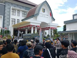Tolak UU TNI, Aliansi Masyarakat Lombok Timur Kembali Geruduk Kantor DPRD
