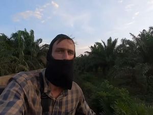 Bule Naik Kereta Barang Babaranjang untuk Konten, KAI: Itu Pelanggaran Serius Bule Naik Kereta Barang Babaranjang untuk Konten, KAI: Itu Pelanggaran Serius