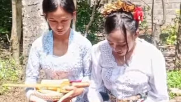 Tangkapan layar video komitmen nikah tabiat I Wayan Agus Suartama dan Ni Luh Nopianti (kanan). Namun, Agus tidak menghadiri prosesi komitmen nikah tabiat itu dan sosoknya digantikan dengan keris. (Foto: Instagram InfoBali)