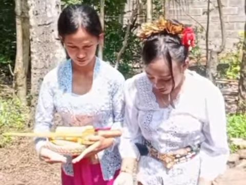 Tangkapan layar video ijab kabul budbahasa I Wayan Agus Suartama dan Ni Luh Nopianti (kanan). Namun, Agus tidak menghadiri prosesi ijab kabul budbahasa itu dan sosoknya digantikan dengan keris. (Foto: Instagram InfoBali)