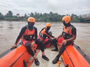Bocah di OKU Timur Tenggelam di Sungai Komering, Tim SAR Cari Bocah di OKU Timur Tenggelam di Sungai Komering, Tim SAR Cari