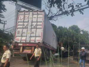 Truk Kontainer Seruduk Elf Mau Putar Balik di Pandaan Pasuruan