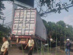 Truk Kontainer Seruduk Elf Mau Putar Balik di Pandaan Pasuruan
