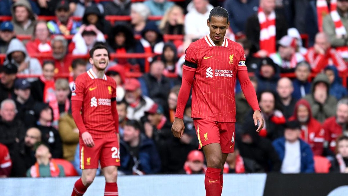 Andy Robertson (kiri) memarahi Virgil van Dijk. (Foto: Getty Images/Justin Setterfield)