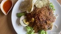 Bisa Kumpul Keluarga dan Makan Soto Betawi Merah di Resto Ini