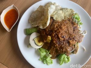 Bisa Kumpul Keluarga dan Makan Soto Betawi Merah di Resto Ini Bisa Kumpul Keluarga dan Makan Soto Betawi Merah di Resto Ini