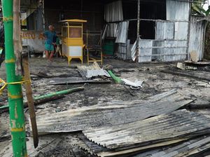 Dilempar Motolov, Warung Soto-Toko Pakan Ternak di Jombang Ludes Terbakar Dilempar Motolov, Warung Soto-Toko Pakan Ternak di Jombang Ludes Terbakar