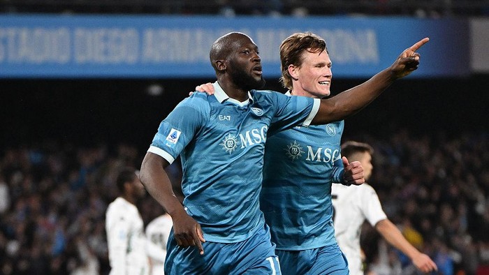 NAPLES, ITALY - APRIL 14: Romelu Lukaku of Napoli celebrates with Scott McTominay after scoring his side second goalduring the Serie A match between Napoli and Empoli at Stadio Diego Armando Maradona on April 14, 2025 in Naples, Italy. (Photo by Francesco Pecoraro/Getty Images)