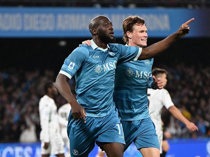 NAPLES, ITALY - APRIL 14: Romelu Lukaku of Napoli celebrates with Scott McTominay after scoring his side second goalduring the Serie A match between Napoli and Empoli at Stadio Diego Armando Maradona on April 14, 2025 in Naples, Italy. (Photo by Francesco Pecoraro/Getty Images)
