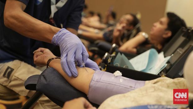 Sejumlah karyawan mendonorkan darah serta memeriksa kesehatan dalam rangka HUT 56 Tahun Bank Mega di Auditorium Menara Bank Mega, Jakarta, Selasa, 15 April 2025. Aksi Sehat Bersama selain donor darah ada juga pemeriksaan kesehatan (medical check up),  pemeriksaan mata. CNN Indonesia/Safir Makki