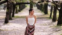 7 Gaya Ariel Tatum Padu Padan Kain Batik Pemotretan di Taman Sakura Jepang