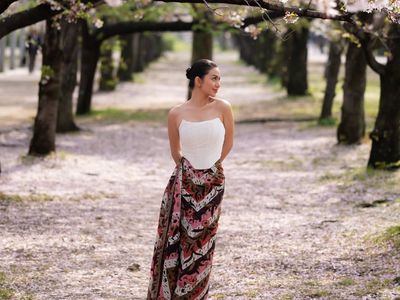 7 Gaya Ariel Tatum Padu Padan Kain Batik Pemotretan di Taman Sakura Jepang