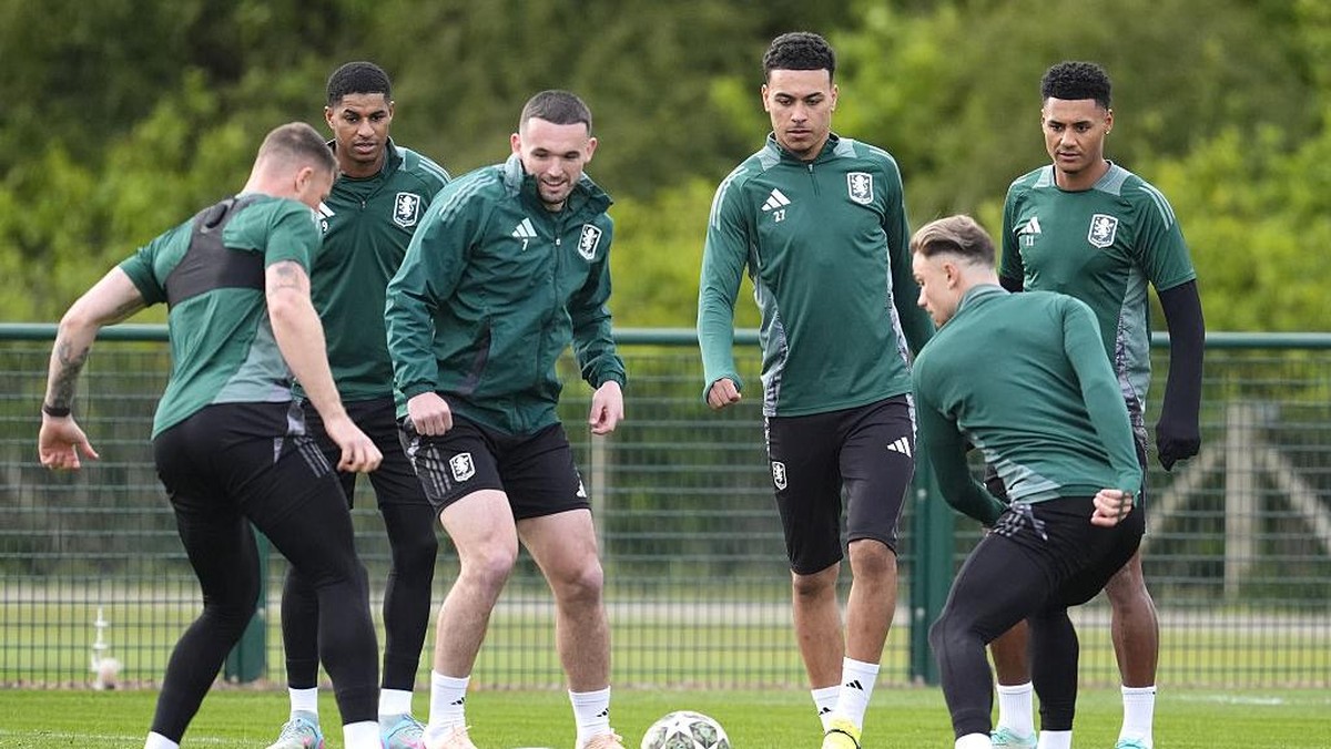 Sejumlah pemain Aston Villa tengah berlatih jelang menghadapi PSG. Foto: PA Images via Getty Images/Nick Potts - PA Images
