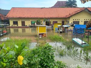Diguyur Hujan 1,5 Jam, Kantor Pemerintahan di Sampang Terendam Banjir Diguyur Hujan 1,5 Jam, Kantor Pemerintahan di Sampang Terendam Banjir