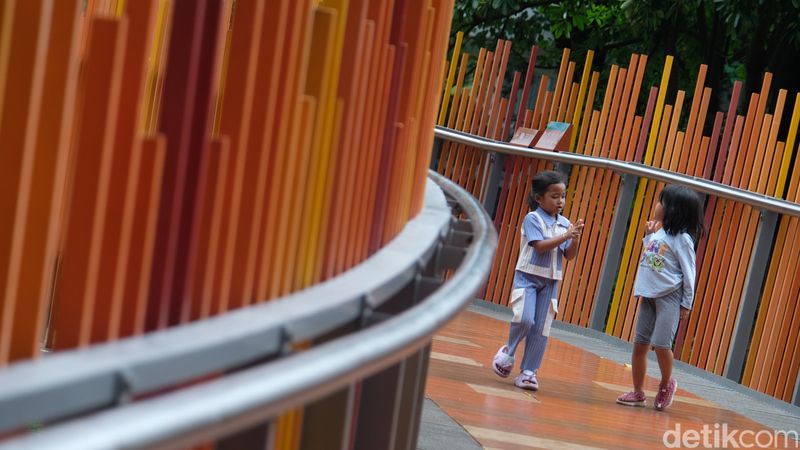 Tebet Eco Park, Jakarta, batal buka 24 jam alasannya diprotes warga. Alhasil, taman ini tutup hingga jam 10 malam.