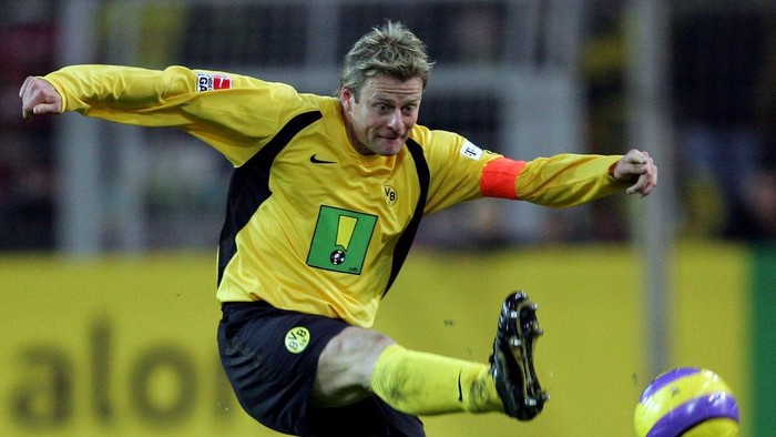 Christian WΓΆrns DORTMUND, GERMANY - NOVEMBER 18: Christian Woerns clears the ball from danger during the Bundesliga match between Borussia Dortmund and Hertha BSC Berlin at the Signal Iduna Park on November 18, 2006 in Dortmund, Germany. (Photo by Lars Baron/Bongarts/Getty Images)