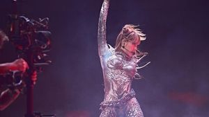 8 Gaya Badass Lisa BLACKPINK di Coachella, Kostum Alien sampai Hello Kitty